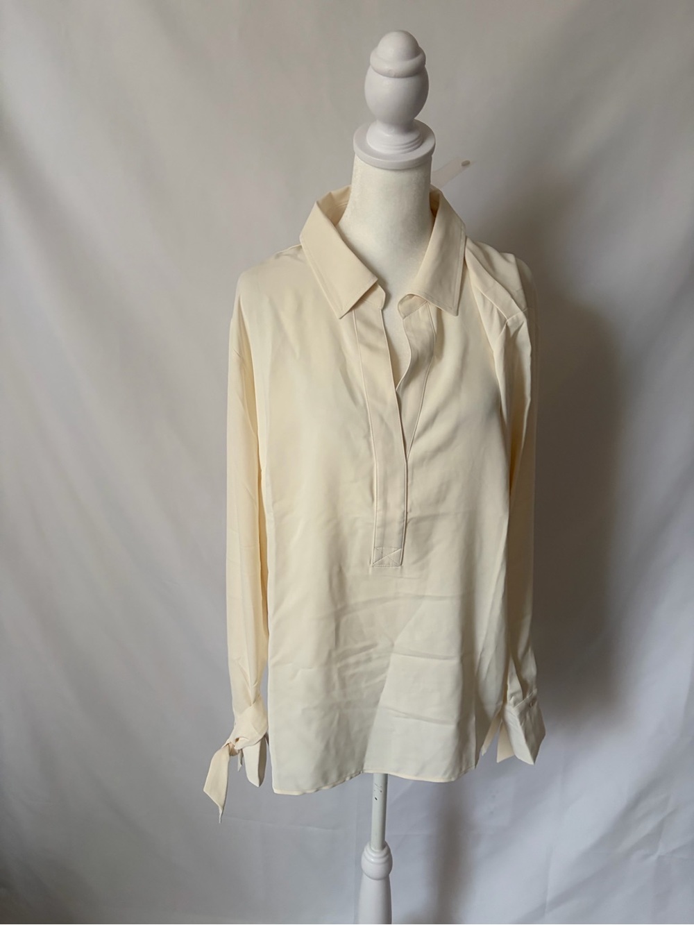 New Peace Love World Y-Neck Blouse W/ Bow Sleeve Detail Pristine size Medium
